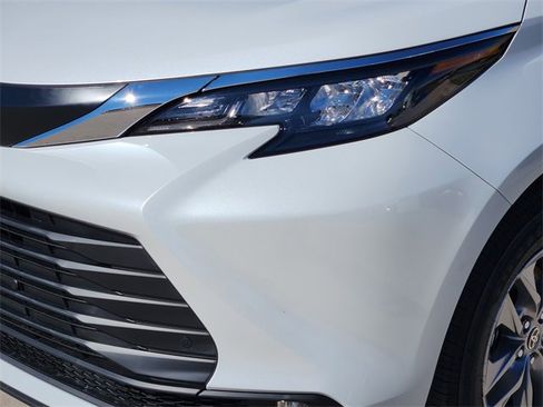 New 2026 Toyota Sienna XLE image 6