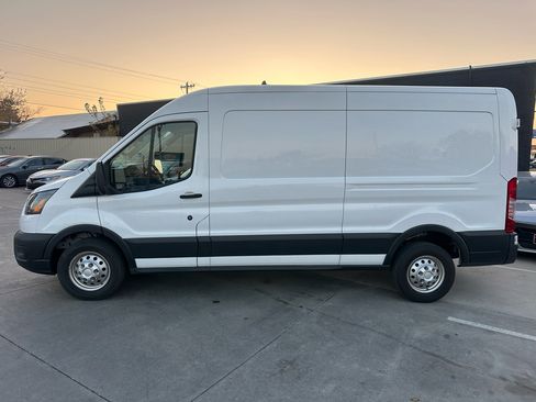 Used 2023 Ford Transit 250 Medium Roof AWD image 4