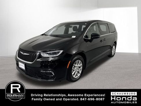Used 2025 Chrysler Pacifica Select FWD image 2