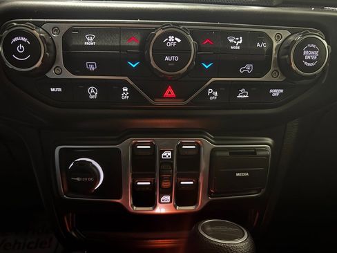 Used 2021 Jeep Gladiator Willys image 34