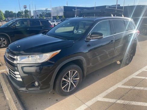 Used 2018 Toyota Highlander XLE image 1