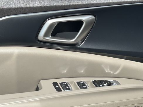Used 2025 Kia Carnival FWD image 20