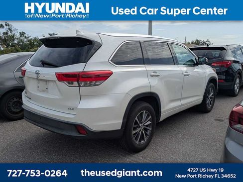 Used 2018 Toyota Highlander XLE FWD image 2