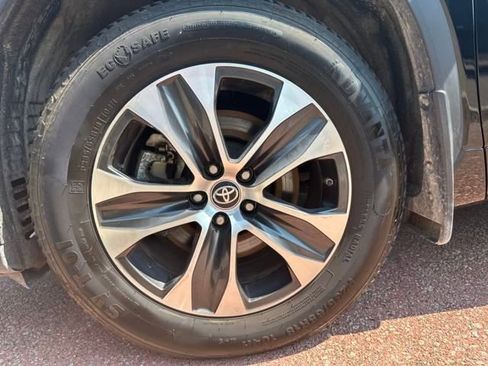 Used 2022 Toyota Highlander XLE image 30