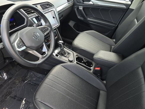 Used 2022 Volkswagen Tiguan SE image 9