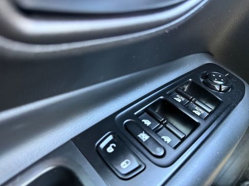 Used 2022 Jeep Renegade Latitude w/ Sun/Sound Group image 28