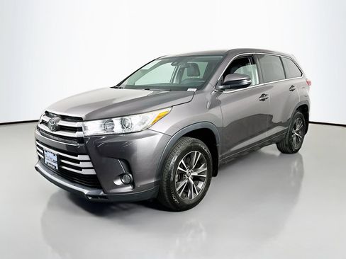 Used 2017 Toyota Highlander Plus AWD/4WD image 3