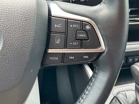 Used 2021 Toyota Highlander XLE AWD/4WD image 17