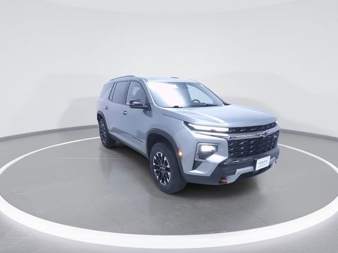 Used 2025 Chevrolet Traverse Z71 image 3