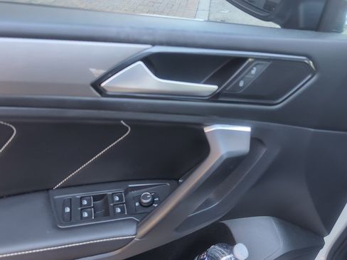 Used 2023 Volkswagen Tiguan SE w/ Panoramic Sunroof Package image 13