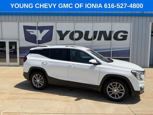 Used 2022 GMC Terrain SLT FWD image 1