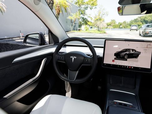 Used 2023 Tesla Model Y Long Range AWD/4WD image 9