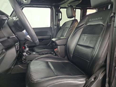 Used 2018 Jeep Wrangler Unlimited Sahara AWD/4WD image 8