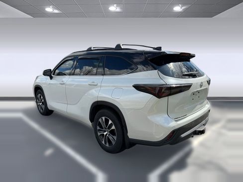 Used 2022 Toyota Highlander XLE image 3