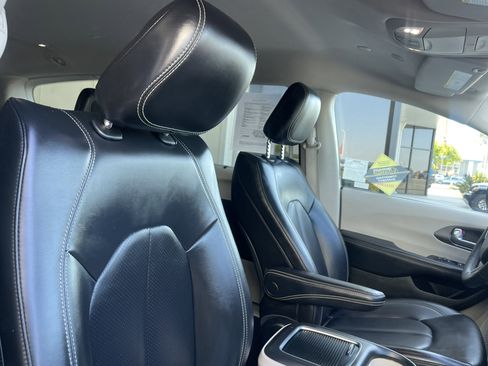 Used 2023 Chrysler Pacifica Touring-L FWD image 29