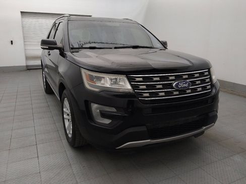 Used 2017 Ford Explorer XLT w/ Equipment Group 202A FWD image 13