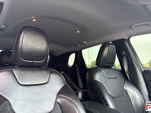 Used 2019 Jeep Cherokee Latitude Plus AWD/4WD image 19