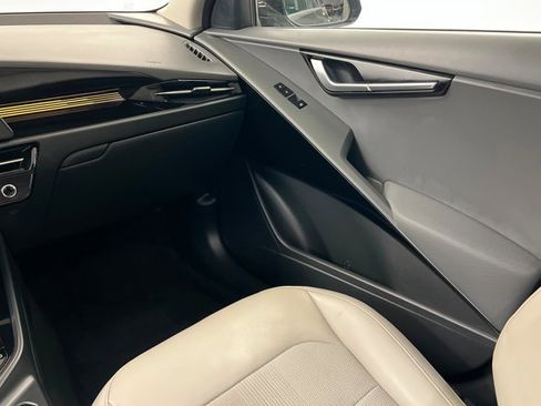 Used 2023 Kia Niro EX Touring image 10