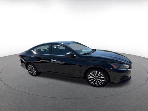 Used 2025 Nissan Altima 2.5 SV FWD image 2