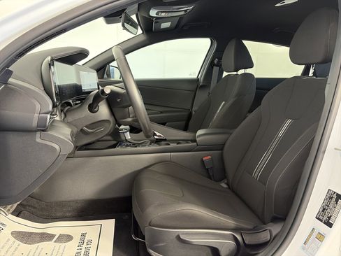 Certified 2025 Hyundai Elantra SEL FWD image 6