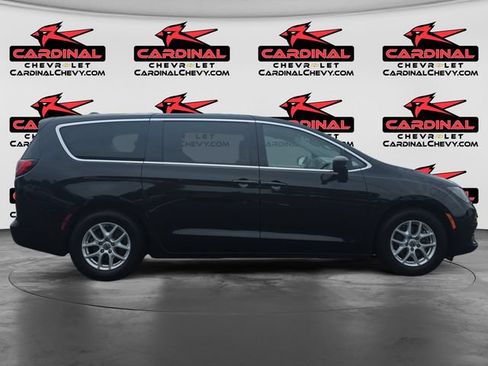 Used 2022 Chrysler Voyager LX FWD image 2