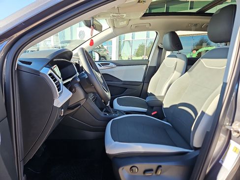 New 2026 Volkswagen Taos SE image 9