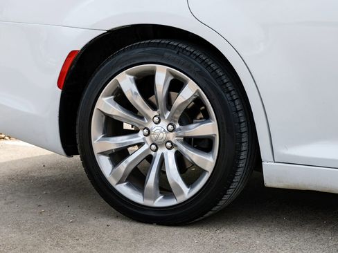 Used 2018 Chrysler 300 Limited image 48