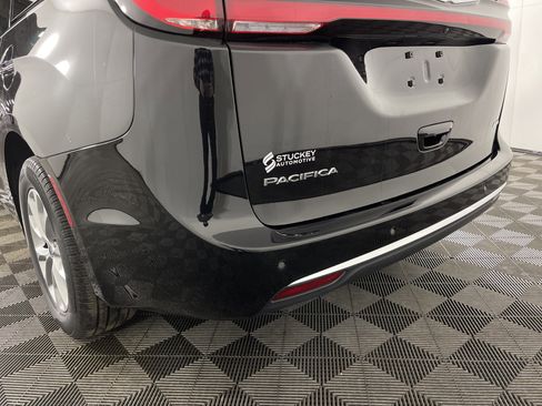 Used 2025 Chrysler Pacifica Select image 6