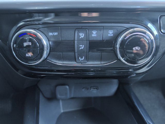 Used 2025 Chevrolet Trax LT FWD image 19
