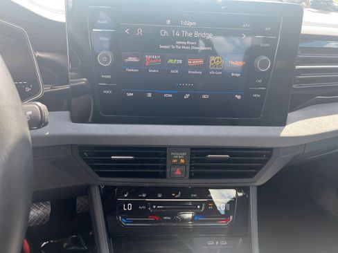 Used 2025 Volkswagen Jetta SE FWD image 17