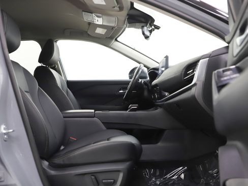 Used 2024 Nissan Rogue SL image 11