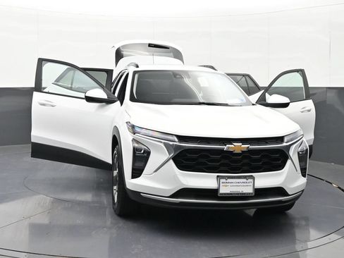 Certified 2025 Chevrolet Trax LT FWD image 42