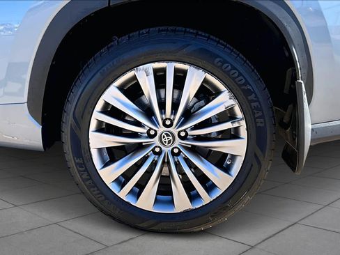 Used 2023 Toyota Highlander Platinum image 11