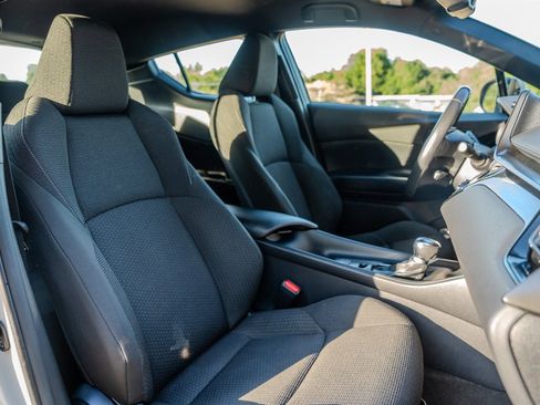 Used 2018 Toyota C-HR XLE FWD image 30