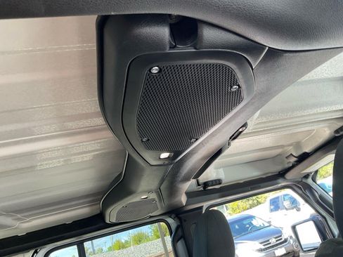 Used 2025 Jeep Wrangler Unlimited Rubicon AWD/4WD image 16