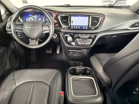 Used 2019 Chrysler Pacifica Touring-L FWD image 20
