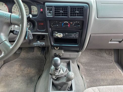Used 2004 Toyota Tacoma 4x4 Xtracab V6 w/ Convenience Pkg image 41