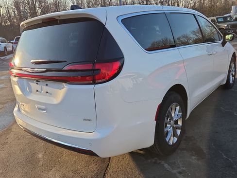 New 2026 Chrysler Pacifica Select image 4