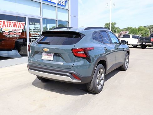 New 2026 Chevrolet Trax LT w/ LT Convenience Package FWD image 3