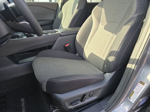 Used 2023 Nissan Rogue SV image 31