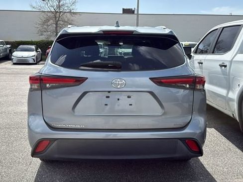 Used 2024 Toyota Highlander XLE FWD image 6