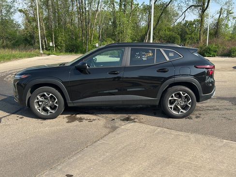 Used 2025 Chevrolet Trax LT w/ LT Convenience Package FWD image 2