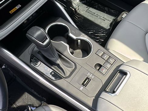 Certified 2024 Toyota Highlander XLE image 20