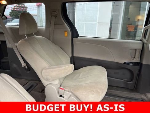 Used 2014 Toyota Sienna L image 11