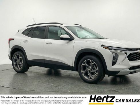 Used 2025 Chevrolet Trax LT FWD image 1