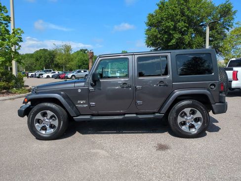 Used 2018 Jeep Wrangler Unlimited Sahara w/ Connectivity Group AWD/4WD image 3