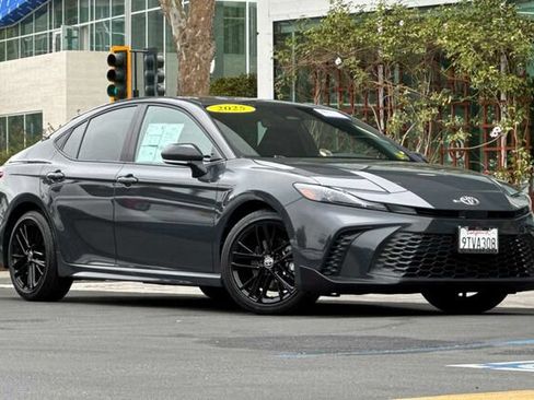 Used 2025 Toyota Camry SE w/ Convenience Package FWD image 2
