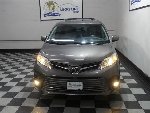 Used 2018 Toyota Sienna XLE Premium w/ Cargo Management Package image 2
