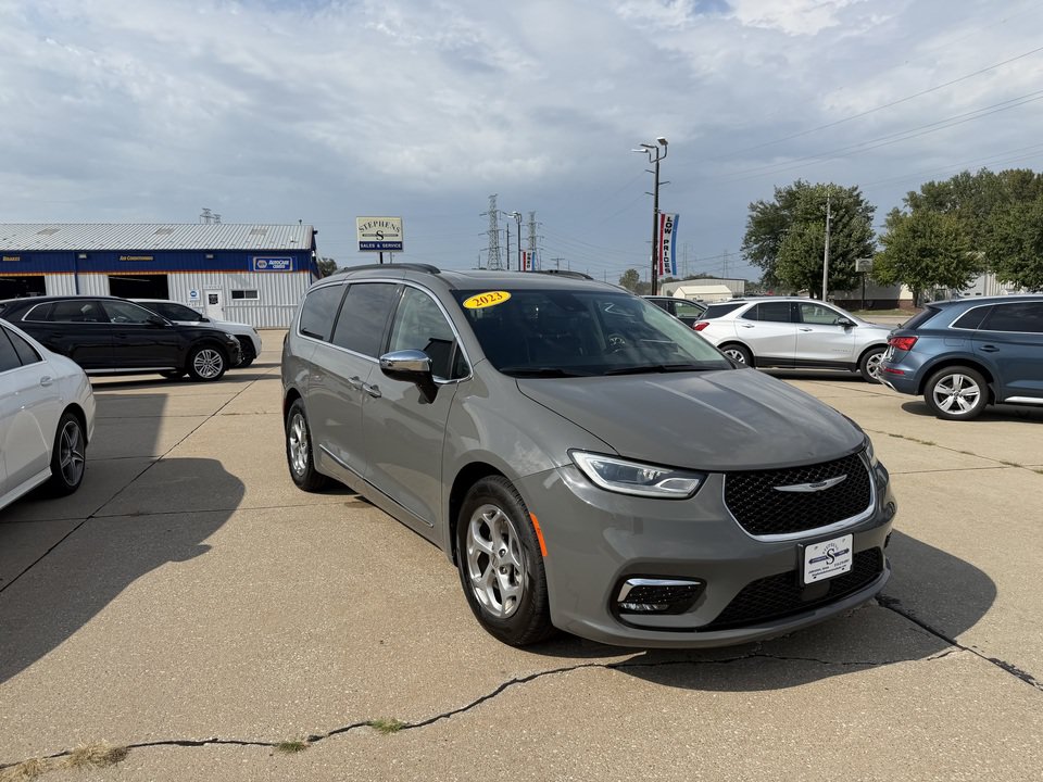 Used 2023 Chrysler Pacifica Limited FWD image 3