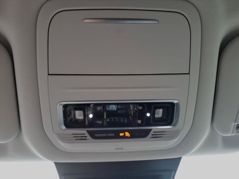 Used 2025 Lincoln Nautilus Premier image 18